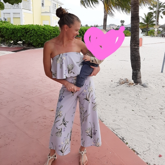 Nwt size medium jumpsuit fits a small - Picture 3 of 4